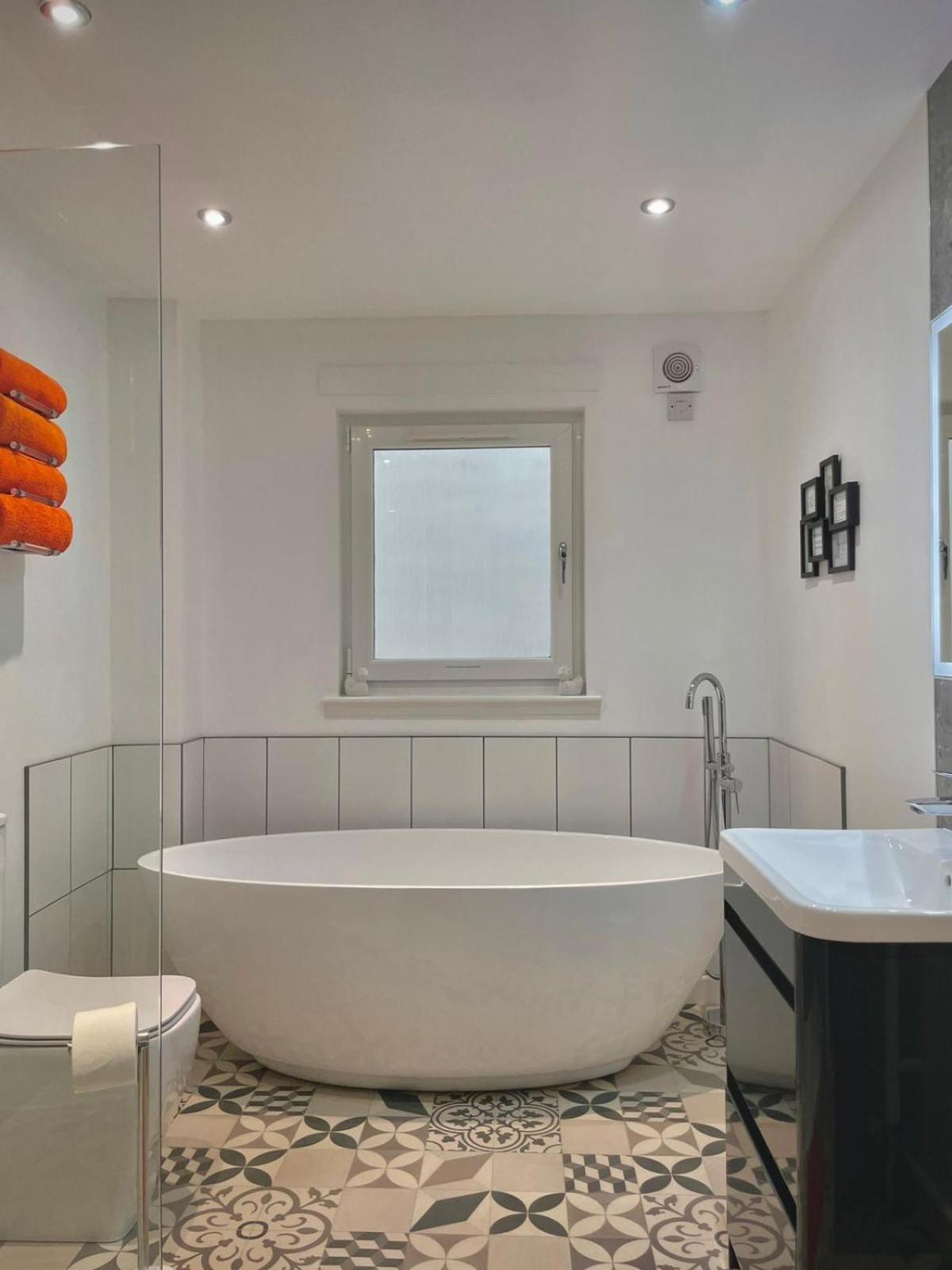 Bright 2-Bedroom Apartment With Parking In Montrose Exterior foto
