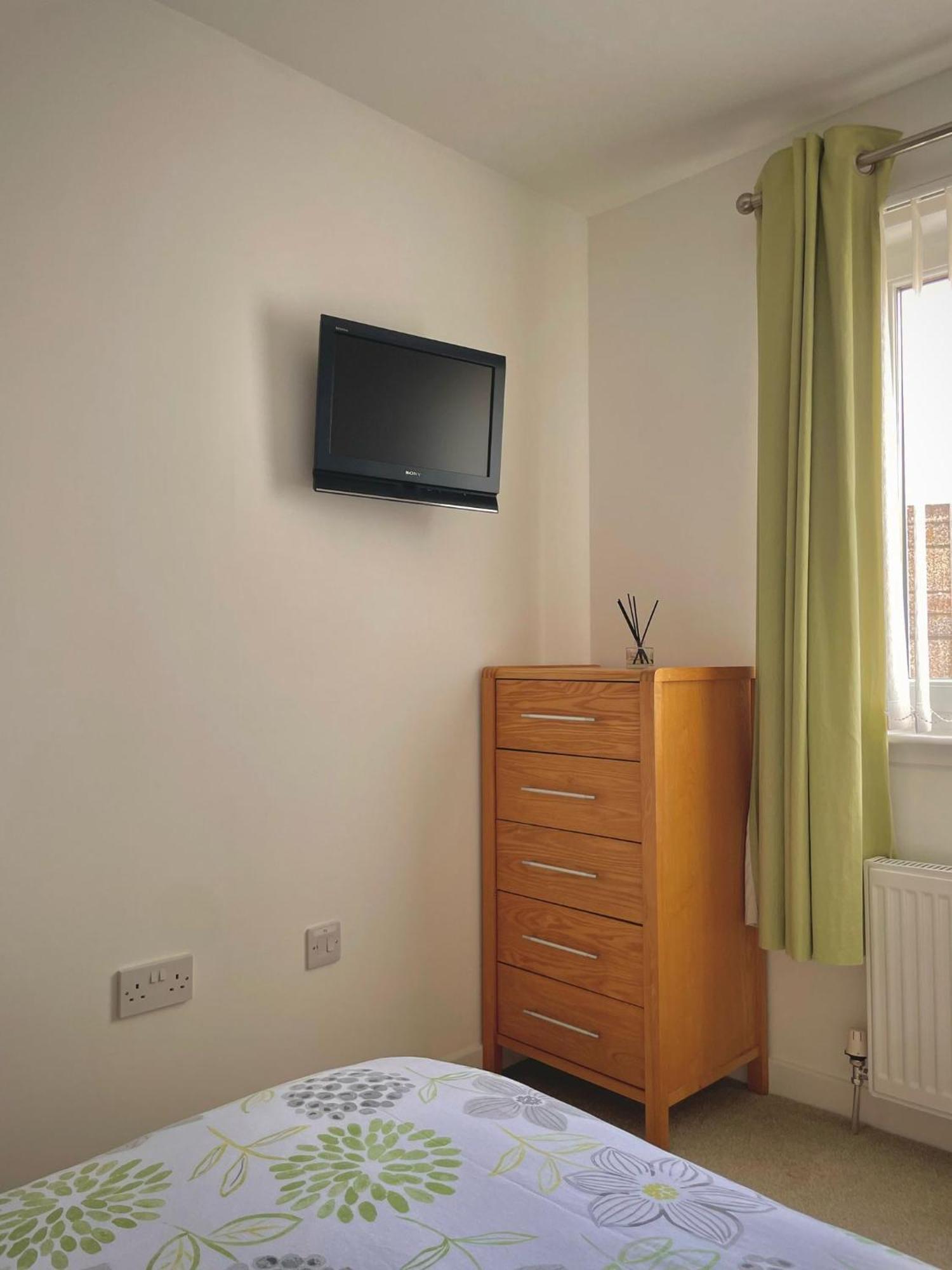 Bright 2-Bedroom Apartment With Parking In Montrose Exterior foto