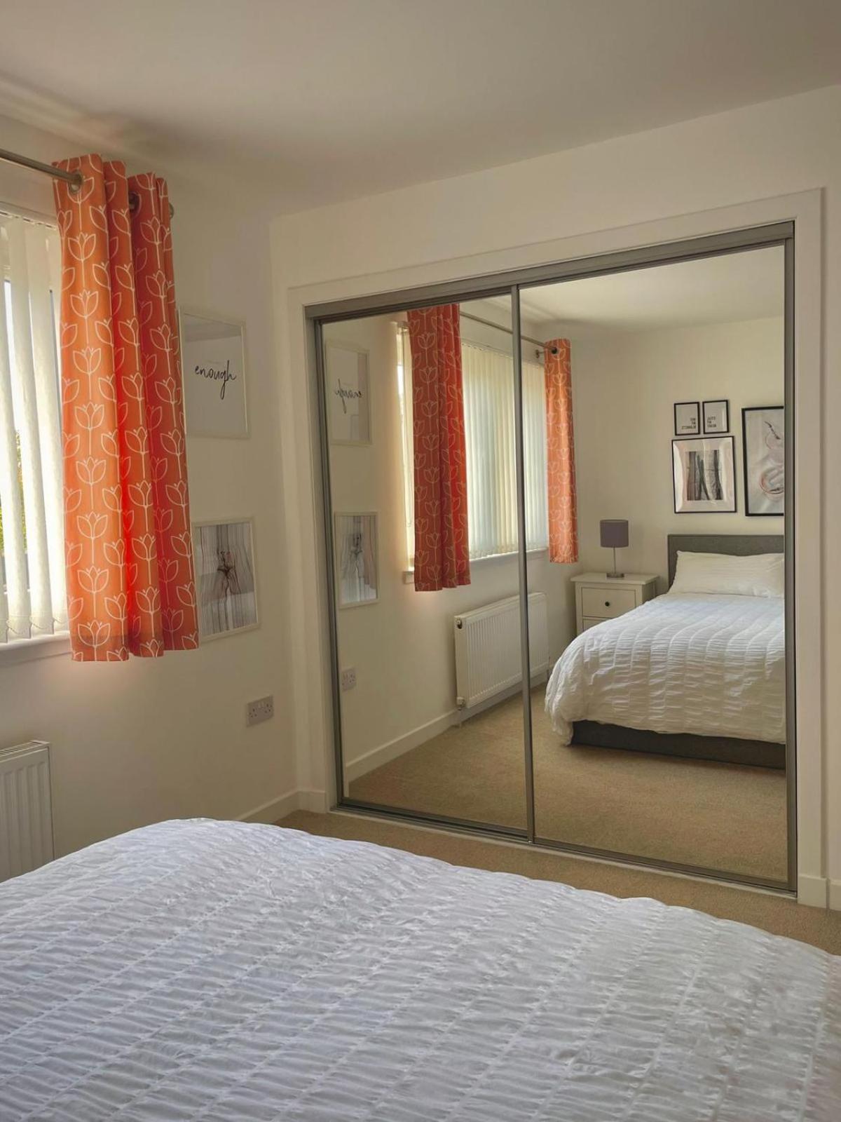 Bright 2-Bedroom Apartment With Parking In Montrose Exterior foto